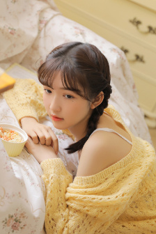 将舌头伸入她两腿间的花缝里